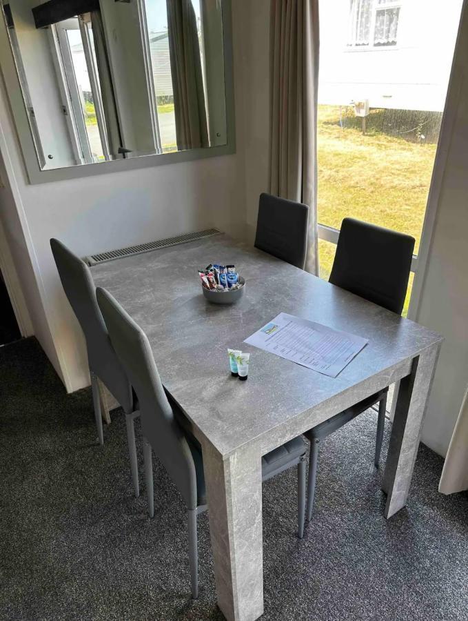 2 Bedroom Caravan With Sea Views Eastchurch Εξωτερικό φωτογραφία